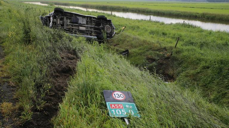 Zwaan steekt A59 bij Raamsdonk over, bestelbus op z’n kant in de sloot