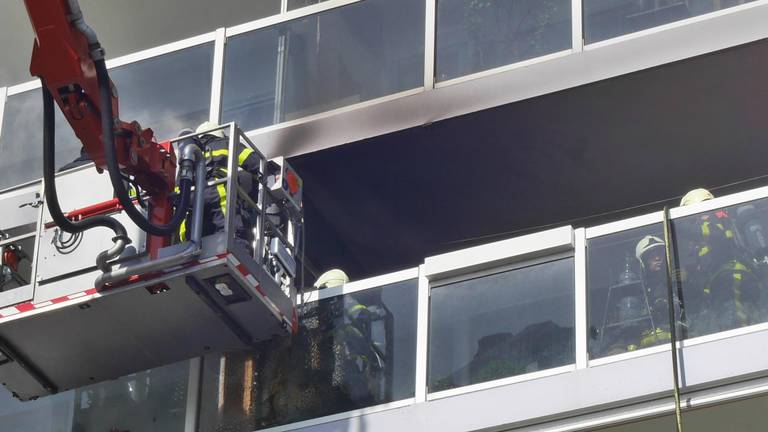 De brand woedde op een balkon . (Foto: Perry Roovers/SQ Vision)