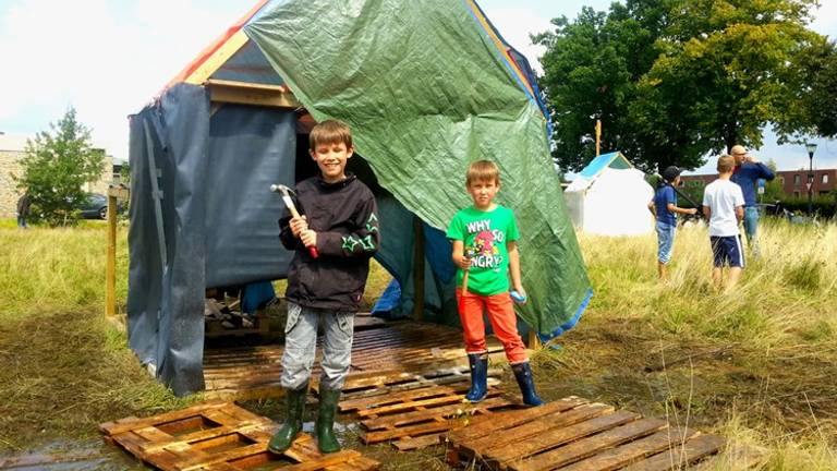 Deze Eindhovense jongens weten hoe je een hut bouwt (Foto:Archief)