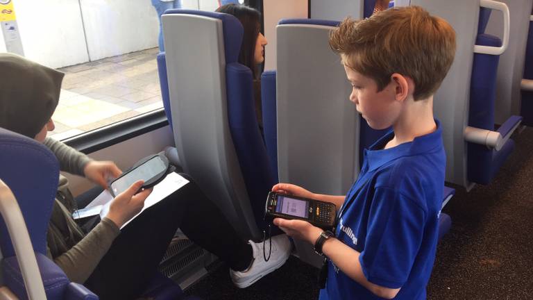 De 7-jarige Jef aan het werk als conducteur