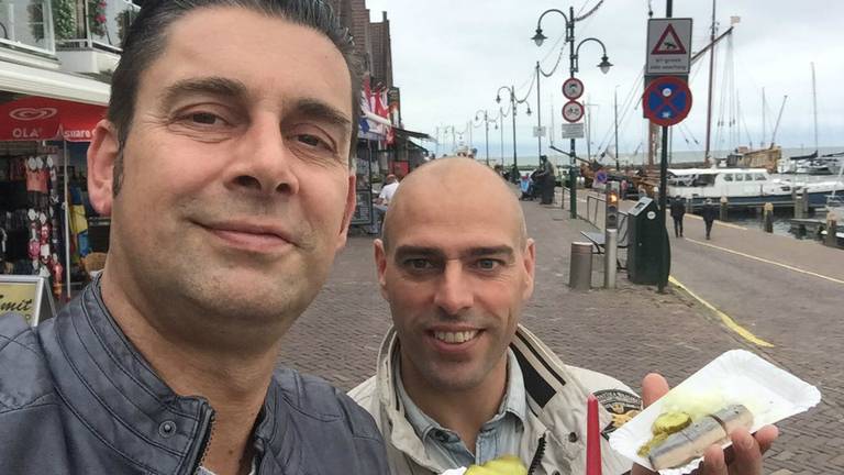 Ronald Sträter (links) en Anthony Lurling in Volendam.