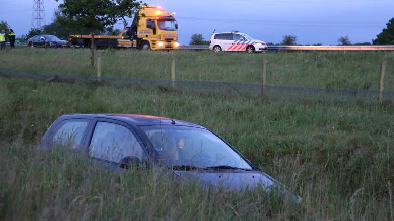 De auto belandde in de sloot. (Foto: SK-Media)