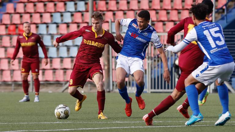 De Dijk-spits Dennis Kaars dit seizoen in actie tegen Jong FC Den Bosch (foto: OrangePictures).