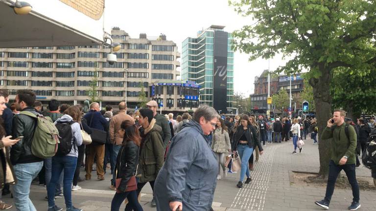 Drukte op het station van Eindhoven. (Foto: @AnjaJosTweet/Twitter)