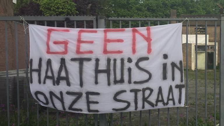 Een van de spandoeken in Tilburg. (Foto: Floyd Aanen)