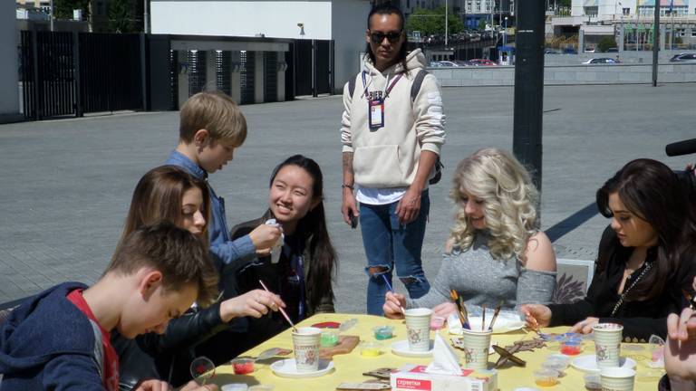 OG3NE knutselt tussen de Songfestivalrepetities door met Oekraiense kinderen