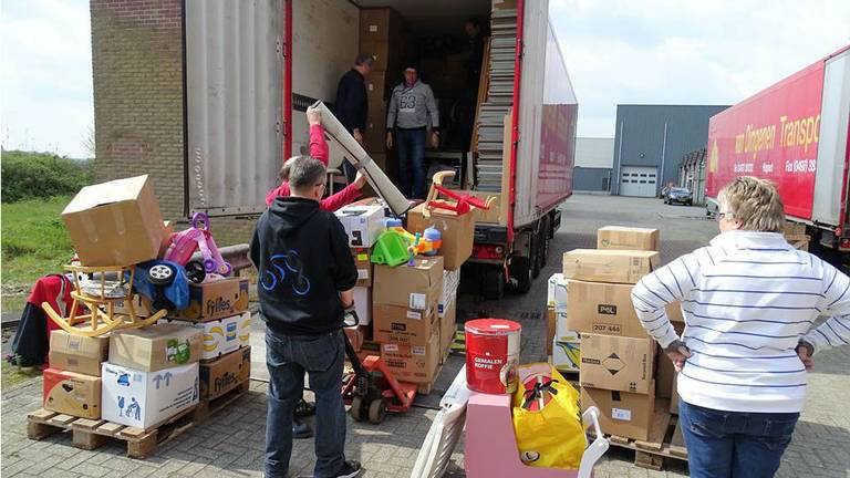 Stichting Breda helpt Hunedoara tijdens inladen van alle hulpgoederen. (foto: Yvonne Smit)