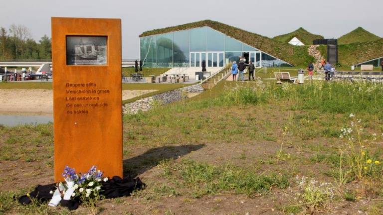 Het boerenmonument bij het museum ( foto Henk Kruithof)