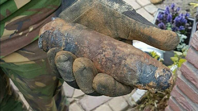 Vakantiegangers nemen granaat mee. (foto: Politie Gemert)