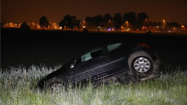 De bestuurder kon de auto zelf verlaten. (Foto: Erik Haverhals)