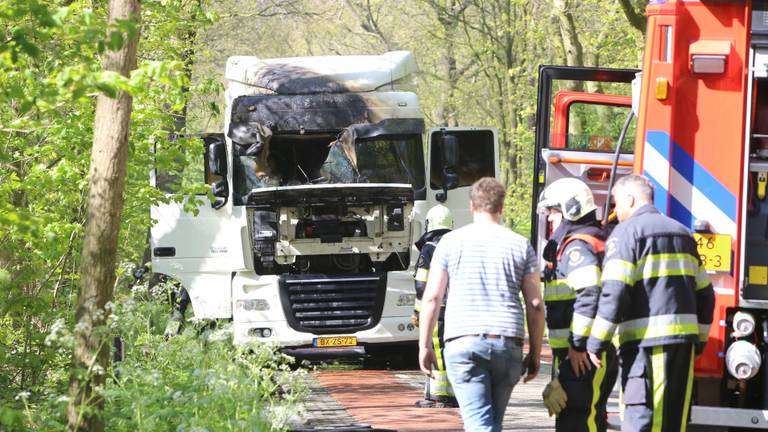 De vrachtwagen vatte op de Dintherseweg vlam. (Foto: Maickel Keijzers)