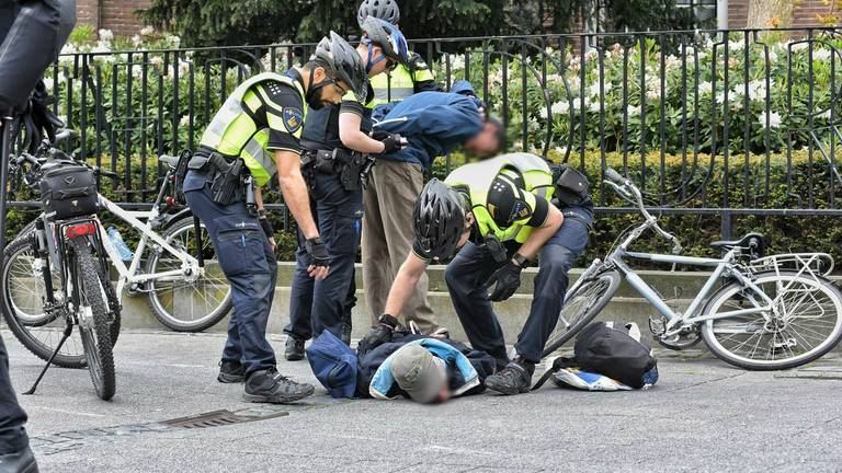 Aanhoudingen op het Willemsplein (foto: Toby de Kort / De Kort Media)