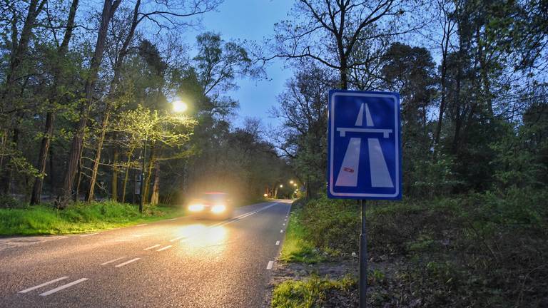 De snelweg start hier, zegt het bord. (foto: Toby de Kort/ De Kort Media)