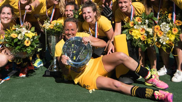 Maartje Paumen viert haar elfde landstitel met Den Bosch (foto: VI Images).