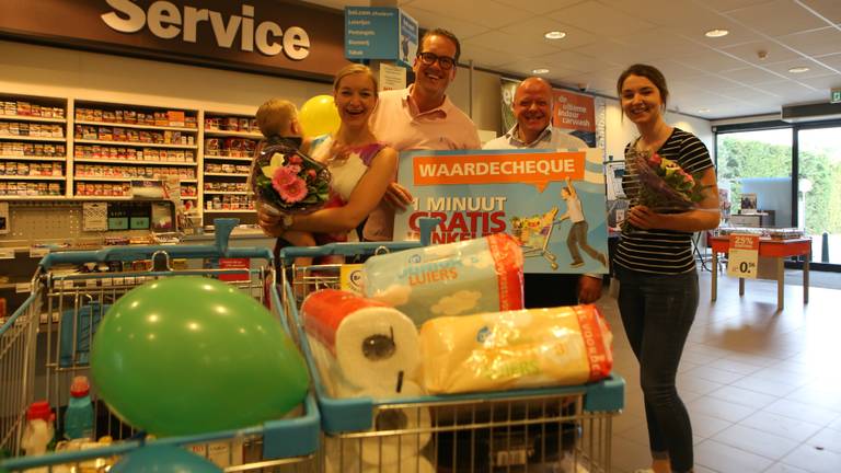 De familie van Hoogstraten net na hun 1 minuut winkelen (Foto: Albert Heijn Waalre)