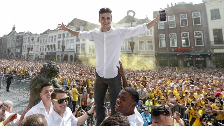 Manu Garcia tijdens de huldiging op de grote markt (foto: VI Images).