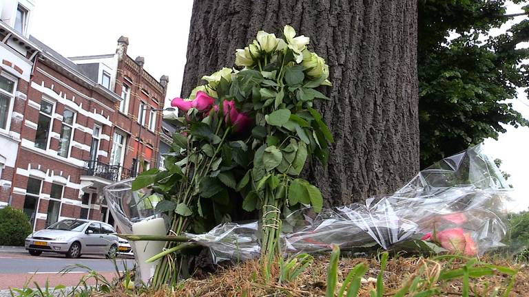 Bloemen op de plek waar de 37-jarige moeder overleed