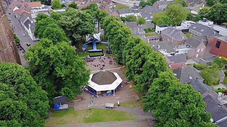 Muziekfeest op het Plein in Hilvarenbeek (foto: SterrenNL)