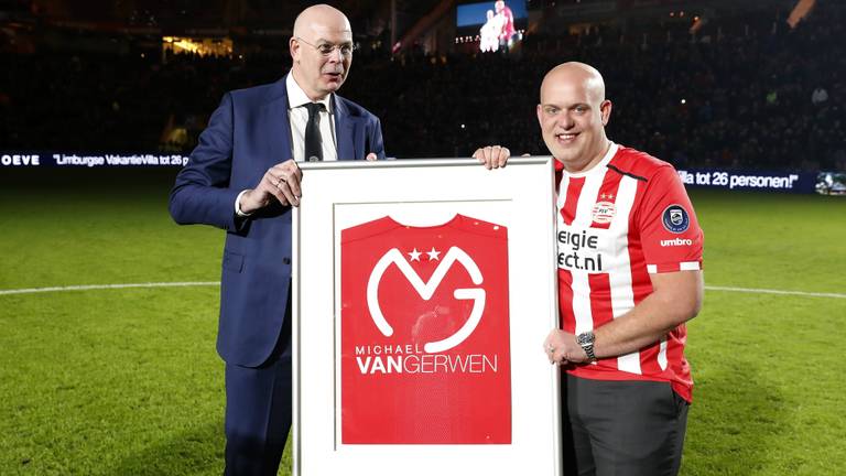 Michael van Gerwen werd in januari gehuldigd in het stadion van PSV (foto: VI Images).
