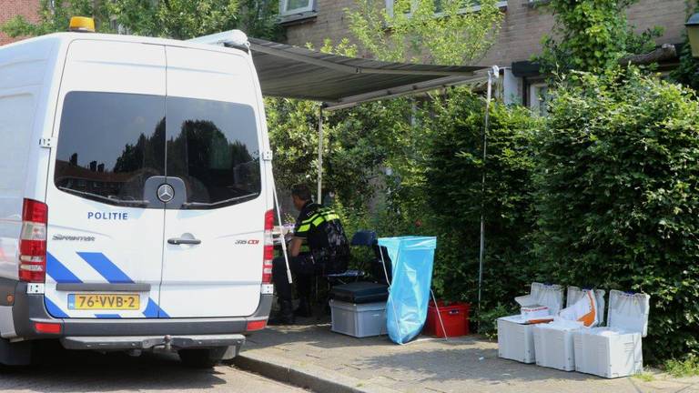 Onderzoek bij het huis aan de Sint Rochusstraat. Foto: Bart Meesters