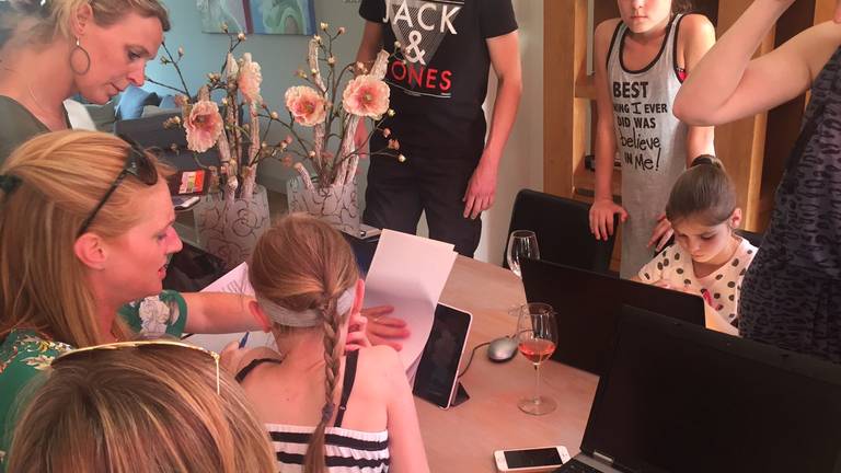 Puzzelaars tijdens een dorpsquiz.