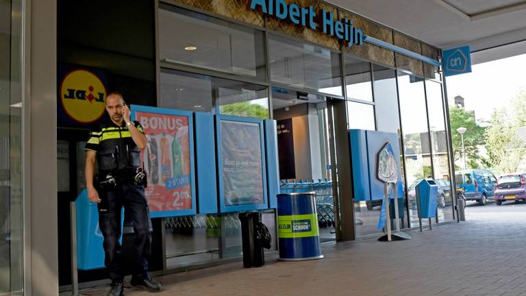 De steekpartij vond plaats bij de Albert Heijn. (Foto: Dave Hendriks/SQ Vision)