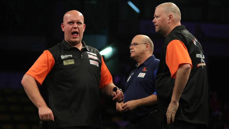 Van Gerwen (links) en Van Barneveld (rechts) niet te stuiten (foto: Lawrence Lustig/PDC).