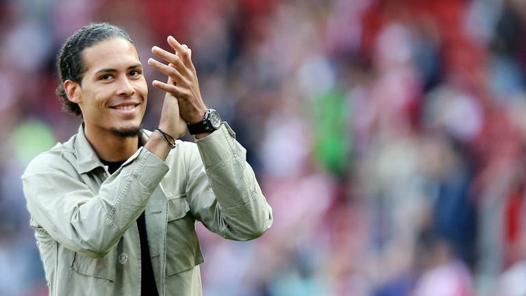 Virgil van Dijk dankt het publiek aan het eind van het afgelopen seizoen (foto: VI Images).