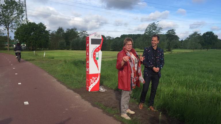 Wethouder Visscher (l) opende de eerste Flo in Eindhoven