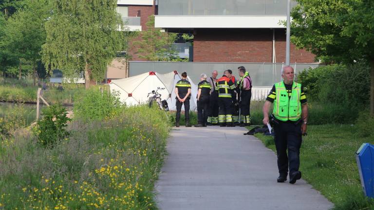De politie doet onderzoek bij het kanaal in Oirschot (Foto: Hans van Hamersveld).