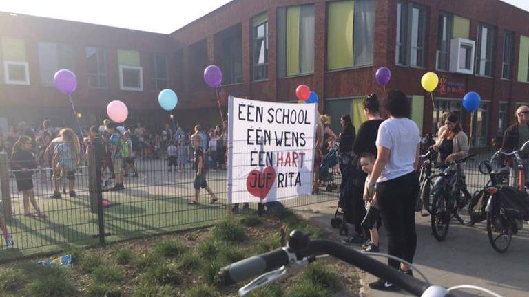 Spandoeken op het hek bij De Regenboog. (Foto: archief)