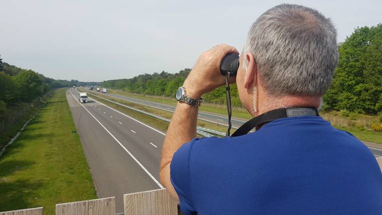 De spotter zoekt met een verrekijker naar overtredingen