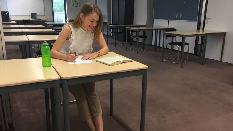 Mascha doet als één van de weinigen examen Russisch (foto: Karlijn Houterman/OB)