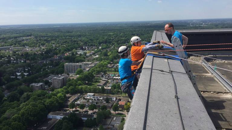 Marian van Mierlo (76) stunt weer: abseilen vanaf Westpoint toren in Tilburg