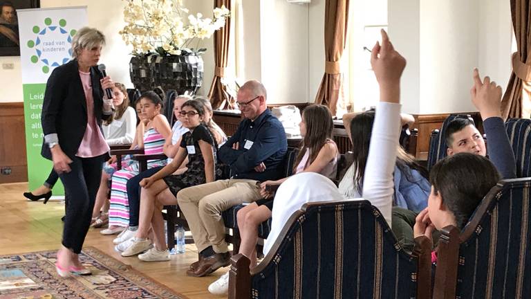 De Bredase Raad van Kinderen geeft advies over kinderen en armoede in het stadhuis. (foto: Eva de Schipper)