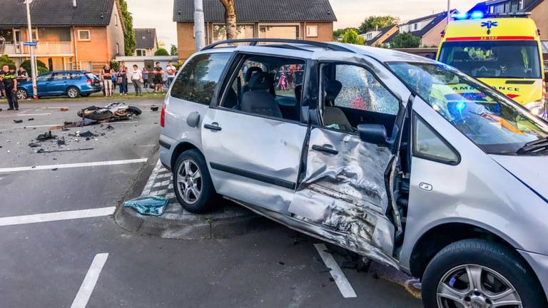 Ingedeukte deur en veel puin op de weg. Foto: Sem van Rijssel / SQ Vision