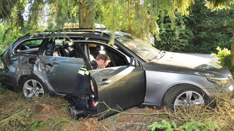 De auto kwam in de bosjes tot stilstand. (Foto: Harm van Leuken/SQ Vision)