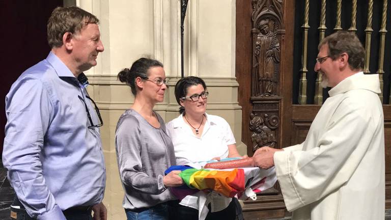 Worsten worden aangeboden in de kerk Foto: Jolanda van Gool