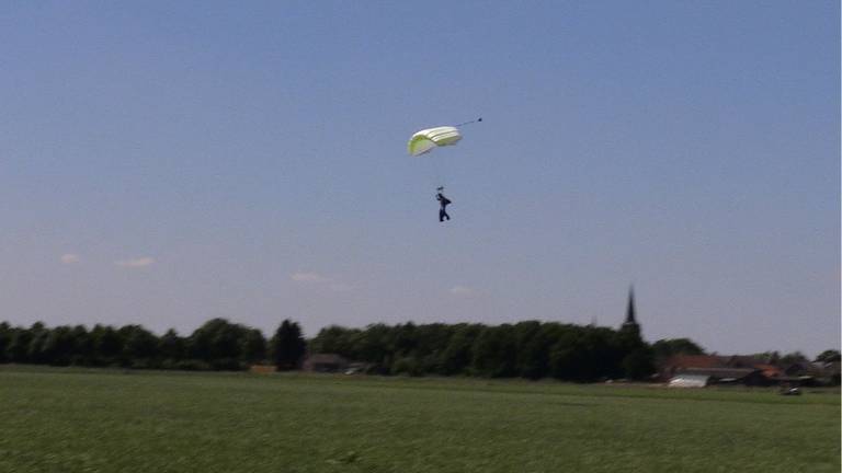 Parachutist Erik Geerts tijdens een sprong. (foto: Eva de Schipper)