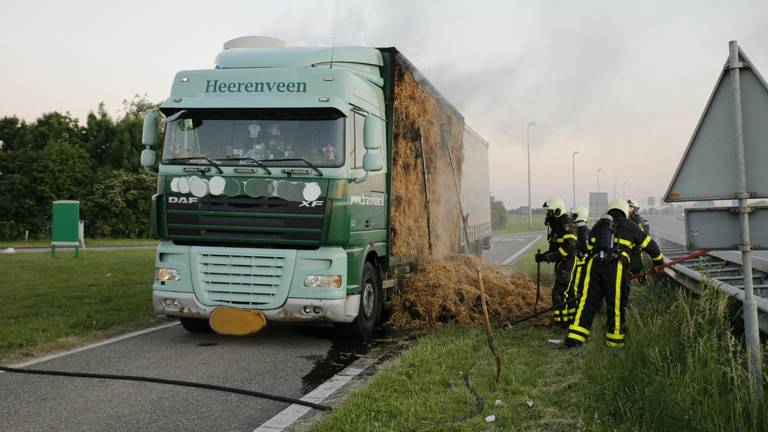 De brandweer had het vuur snel onder controle (Foto: Marcel van Dorst / SQ Vision Mediaprodukties).