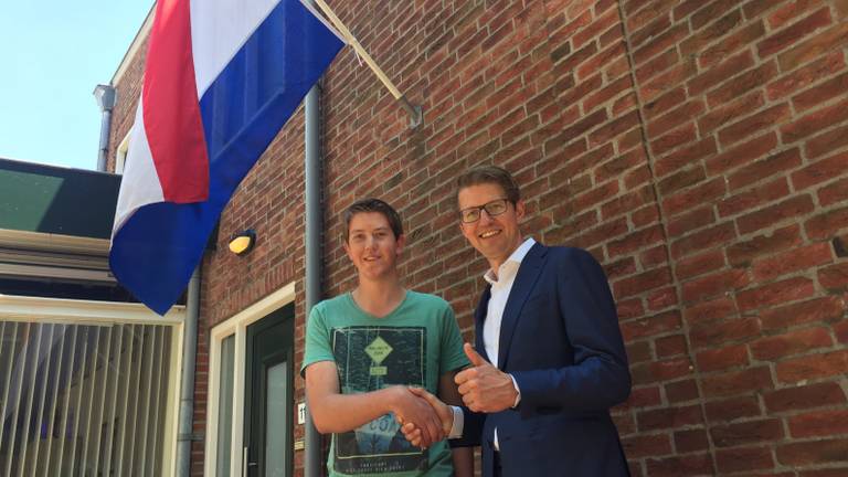 Ralph is geslaagd! Staatssecretaris Sander Dekker feliciteert hem. (Foto:Karlijn Houterman/OB)