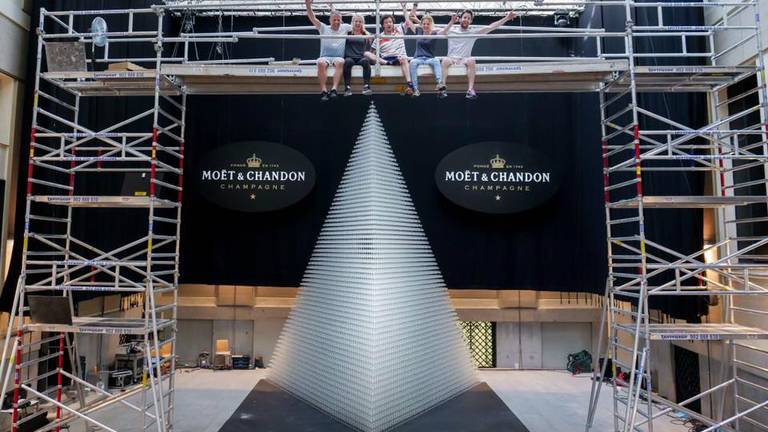 De piramide bestaat uit 50.166 glazen. (Foto: Luuk Broos Eventmanagement)