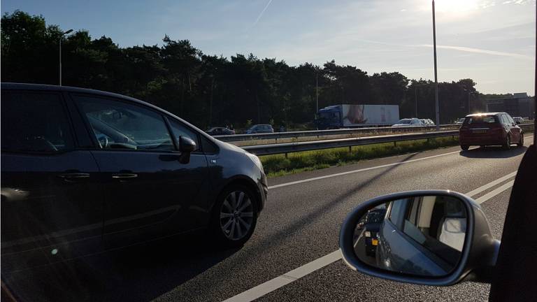 Automobilisten moeten geduld hebben in de file. (foto: Edwin van Loon)