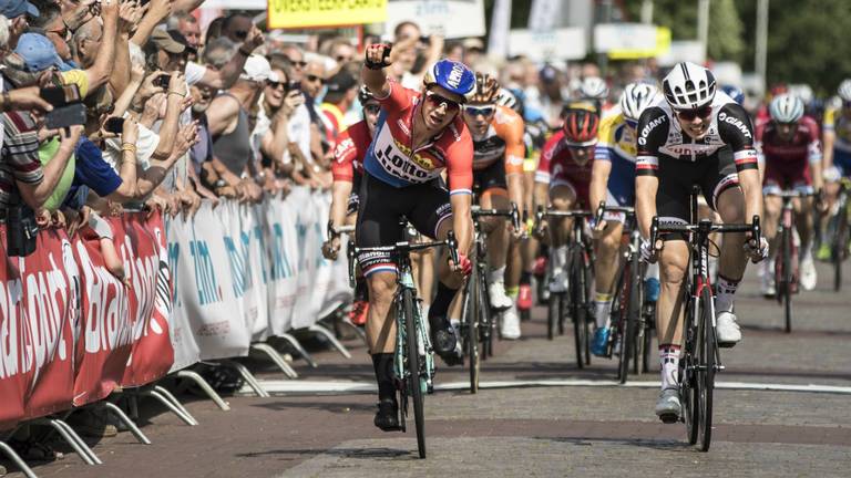 Dylan Groenewegen wint de sprint in Ster ZLM Toer (foto: Wouter Roosenboom).