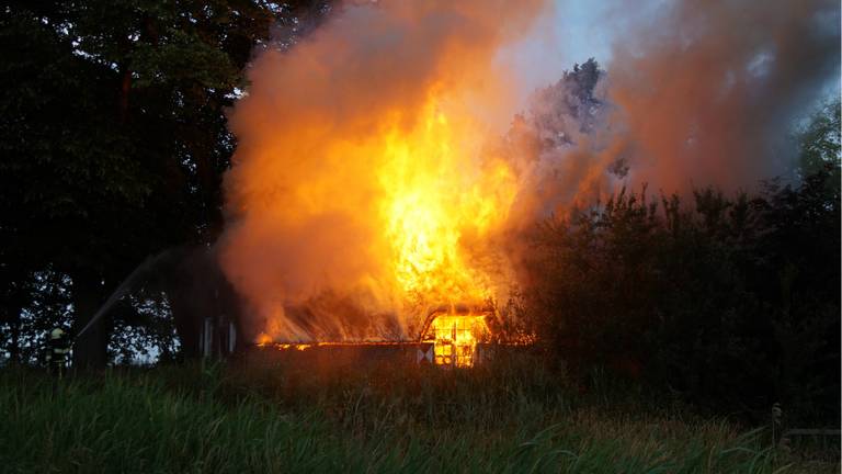 De vlammen sloegen uit de boerderij;. (Foto: Anja van Beek)