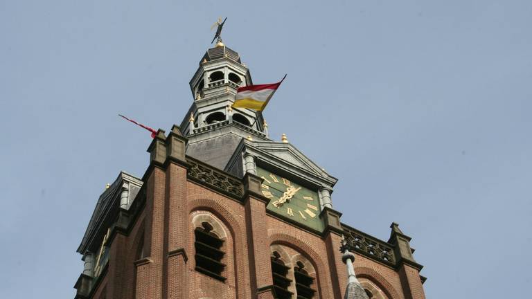 Niet de vaderlandse vlag aan de Sint-Jan. (archieffoto: Omroep Brabant)