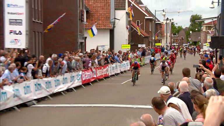 Dylan Groenewegen pakte opnieuw de winst.