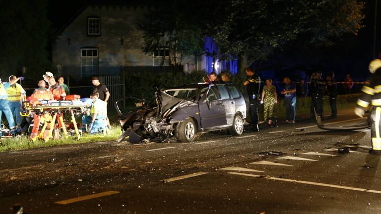 De auto waarin vader en zoon reden was total loss. (Foto: SK-Media)