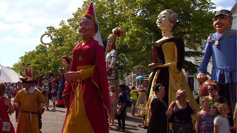 De Reuzenstoet eindigde op de Kaai in Bergen op Zoom.