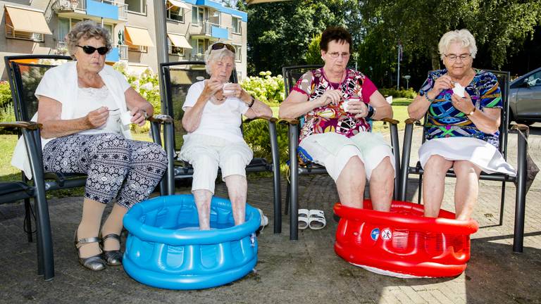 Ouderen zijn extra kwetsbaar tijdens een hittegolf, maar maatregelen hebben effect volgens CBS (Archieffoto: ANP)
